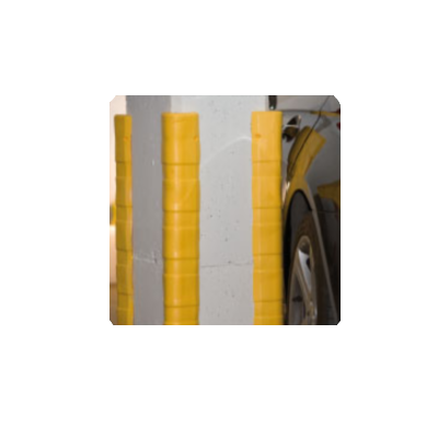 Barreiras de proteção amarelas acolchoadas presas a colunas brancas junto a um carro amarelo