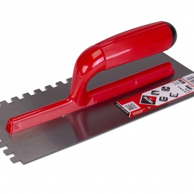 Desempenadeira metálica com cabo vermelho em fundo branco