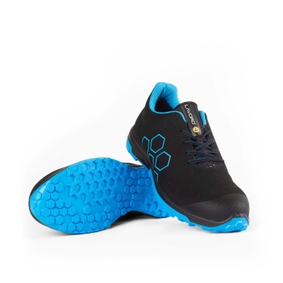 Ténis desportivos pretos e azuis com sola texturizada azul