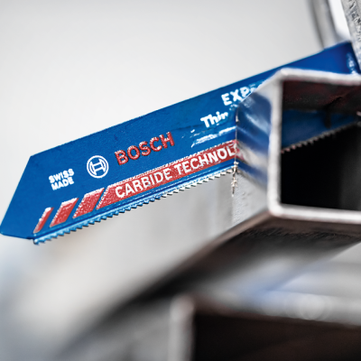 Lâmina de serra azul Bosch com texto em estrutura metálica cinzenta