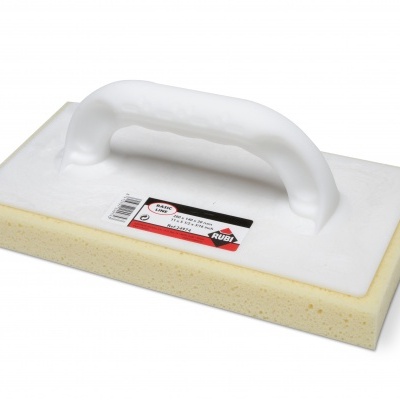 Esponja retangular amarela com cabo branco e etiqueta com código de barras