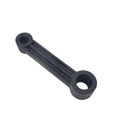 Peça preta de plástico alongada com orifícios nas extremidades sobre fundo branco