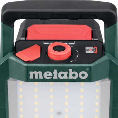 Lanterna LED verde escuro e preta com detalhes vermelhos e marca metabo
