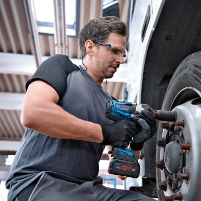 Homem usa chave de impacto Bosch ProCORE 18V para roda de veículo branco