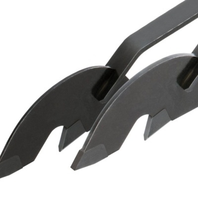 Pinças de aço pretas com pontas chanfradas