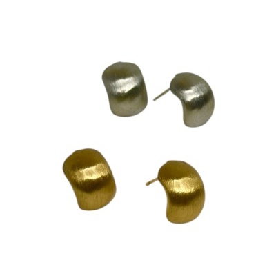 Dois pares de brincos metálicos, um em prata e outro em dourado, com textura escovada e formato curvo