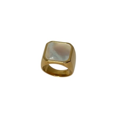 anel dourado com pedra perolada quadrada