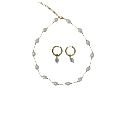 Conjunto de colar e brincos com pérolas brancas irregulares em corrente dourada