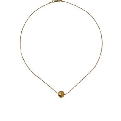 Colar dourado com pendente esférico