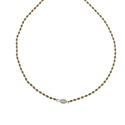 Colar dourado com pendente branco em fundo branco