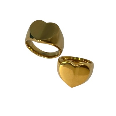 Dois anéis dourados com formato de coração sobre fundo branco.