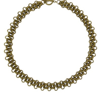 Colar de metal dourado com elos entrelaçados e fecho de argola