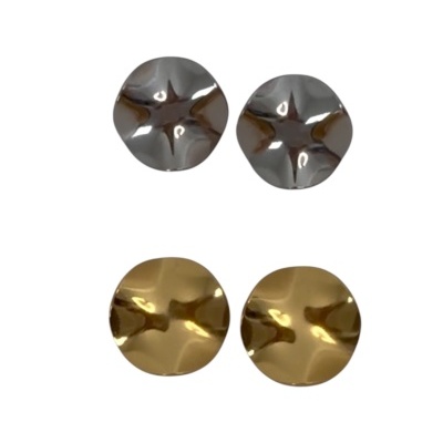 Quatro botões redondos metálicos em cores prateado e dourado