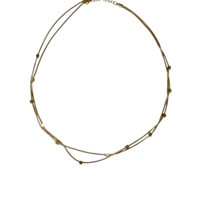 Colar dourado com correntes finas e pequenos elos retangulares