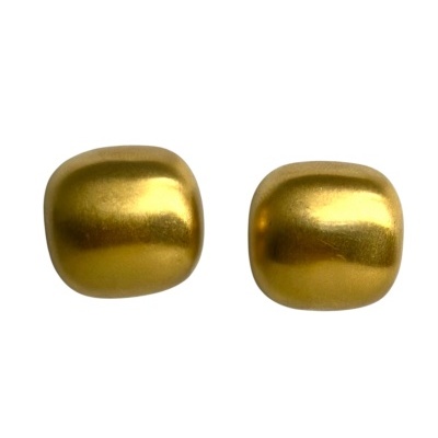 Brincos dourados quadrados com cantos arredondados