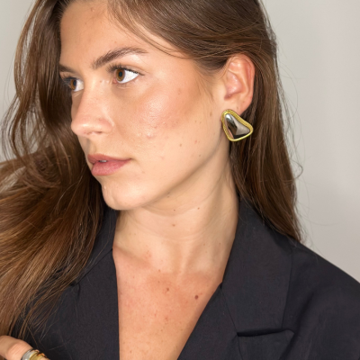 Brinco metálico prateado com moldura dourada