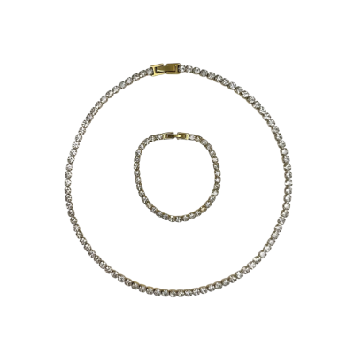 Conjunto de colar e pulseira com pedras transparentes e fecho dourado
