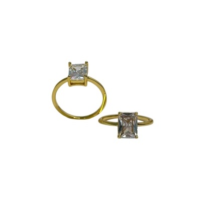 Anel dourado com pedra quadrada transparente em fundo branco