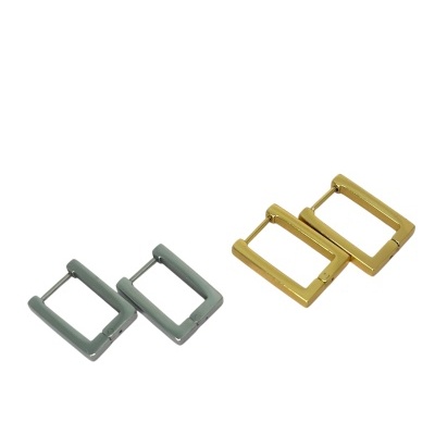 Dois pares de brincos quadrados em cinza mate e dourado sobre fundo branco