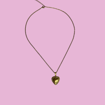 Colar dourado com pendente em forma de coração