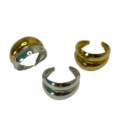 Três anéis metálicos dourados e prateados com design liso