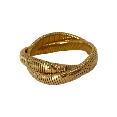 Pulseira dourada tubular com textura segmentada em fundo branco