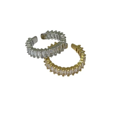 Dois anéis, um prateado e um dourado, com pedras transparentes alinhadas