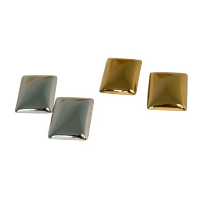 Botões quadrados dourados e prateados com superfície lisa