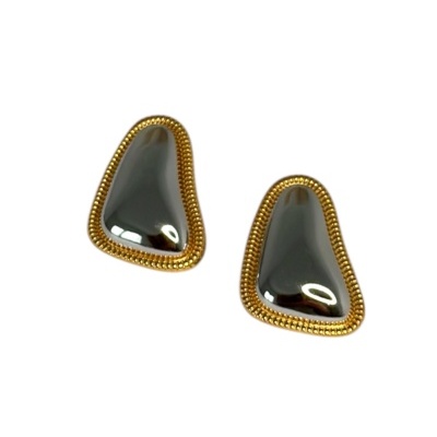 Brincos metálicos prateados e dourados em fundo branco