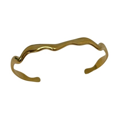 Pulseira metálica dourada com design ondulado sobre fundo branco