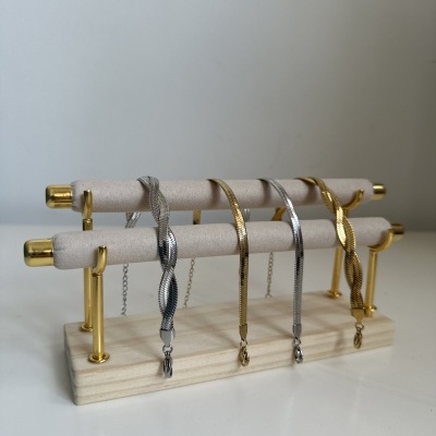 Suporte de joias com pulseiras douradas e prateadas