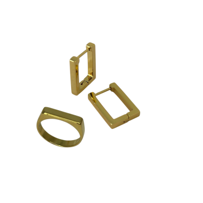 Conjunto de anel e brincos dourados em formato geométrico