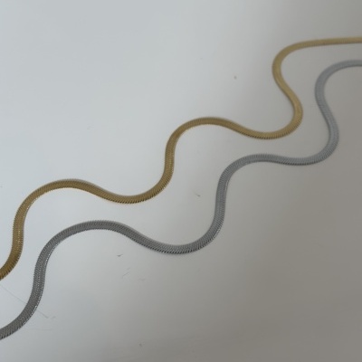 Duas correntes onduladas dourada e prateada sobre fundo branco