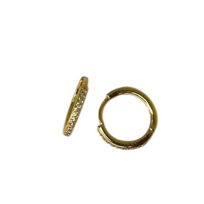 Brincos de argola dourados com pedras brilhantes