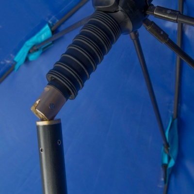 Estrutura metálica e de plástico preto de guarda-chuva azul