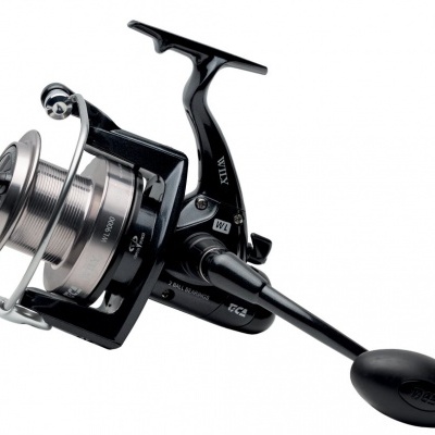 Carreto de pesca preto e prateado com manivela e texto visível