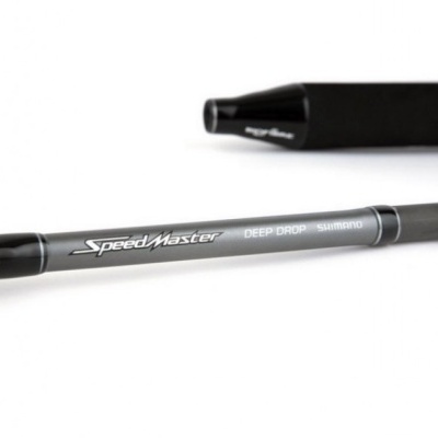 Caneta de tinta gel preta com corpo metálico prateado e tampa preta