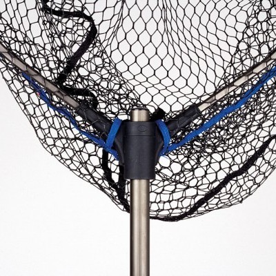 Rede de pesca com cabo metálico prateado e armação preta com detalhes azuis