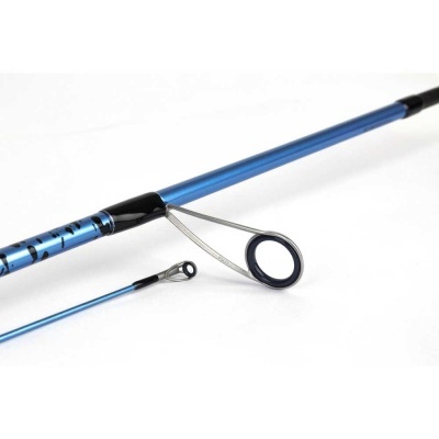 Vara de pesca azul metálica com passadores