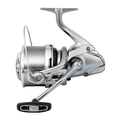 Carrete de pesca metálico prateado com manivela preta