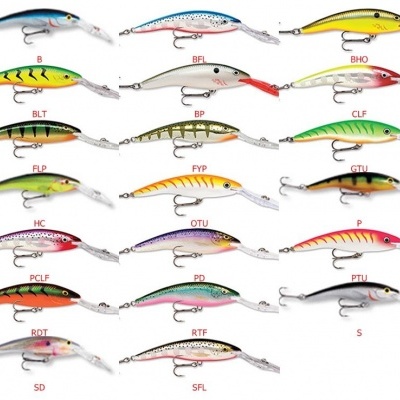 Conjunto de 20 iscas de pesca coloridas com ganchos e barbatanas transparentes em fundo branco