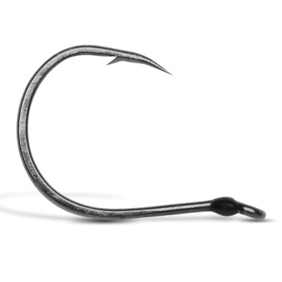 Anzol de pesca metálico prateado em fundo branco