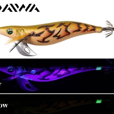 Isca de pesca tipo lula DAIWA amarela e laranja com riscas pretas e anzóis