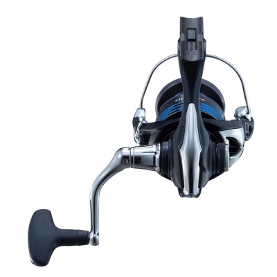 Carretel de pesca preto e azul com manivela metálica e pega de borracha