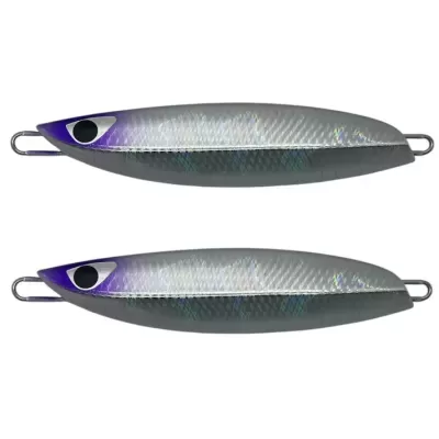 Dois anzóis de pesca metálicos prateados com olhos desenhados e detalhes roxos