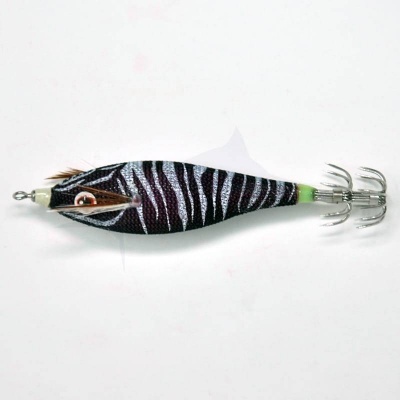 Isco de pesca com padrão de riscas pretas e brancas e anzóis múltiplos