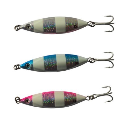 Três iscas artificiais metálicas para pesca com faixas cinzentas e ganchos tripos