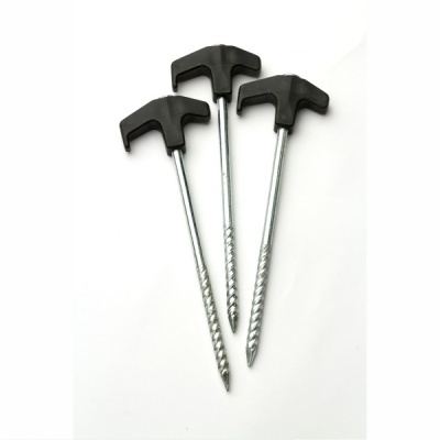 Três pregos com cabeças em T de plástico preto em fundo branco