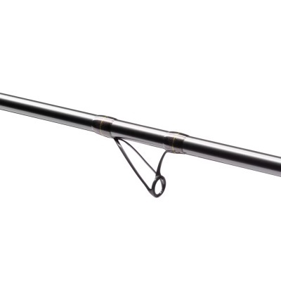 Segmento de cana de pesca preta com argola de alinhamento