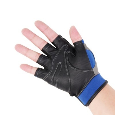 Luva desportiva preta e azul com dedos cortados